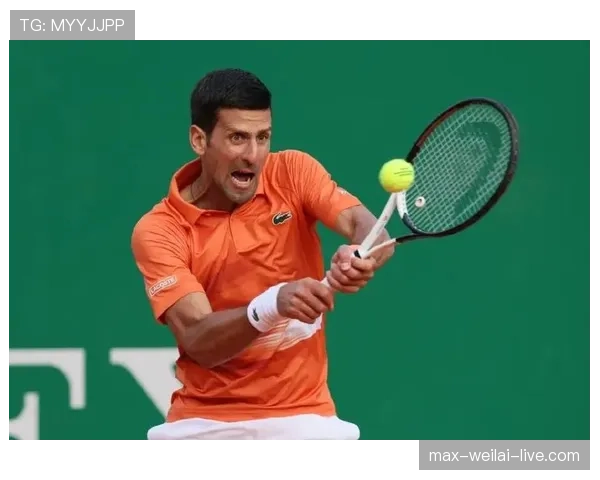 德约科维奇训练完顺手啃了块生菜，这自律我真看不懂